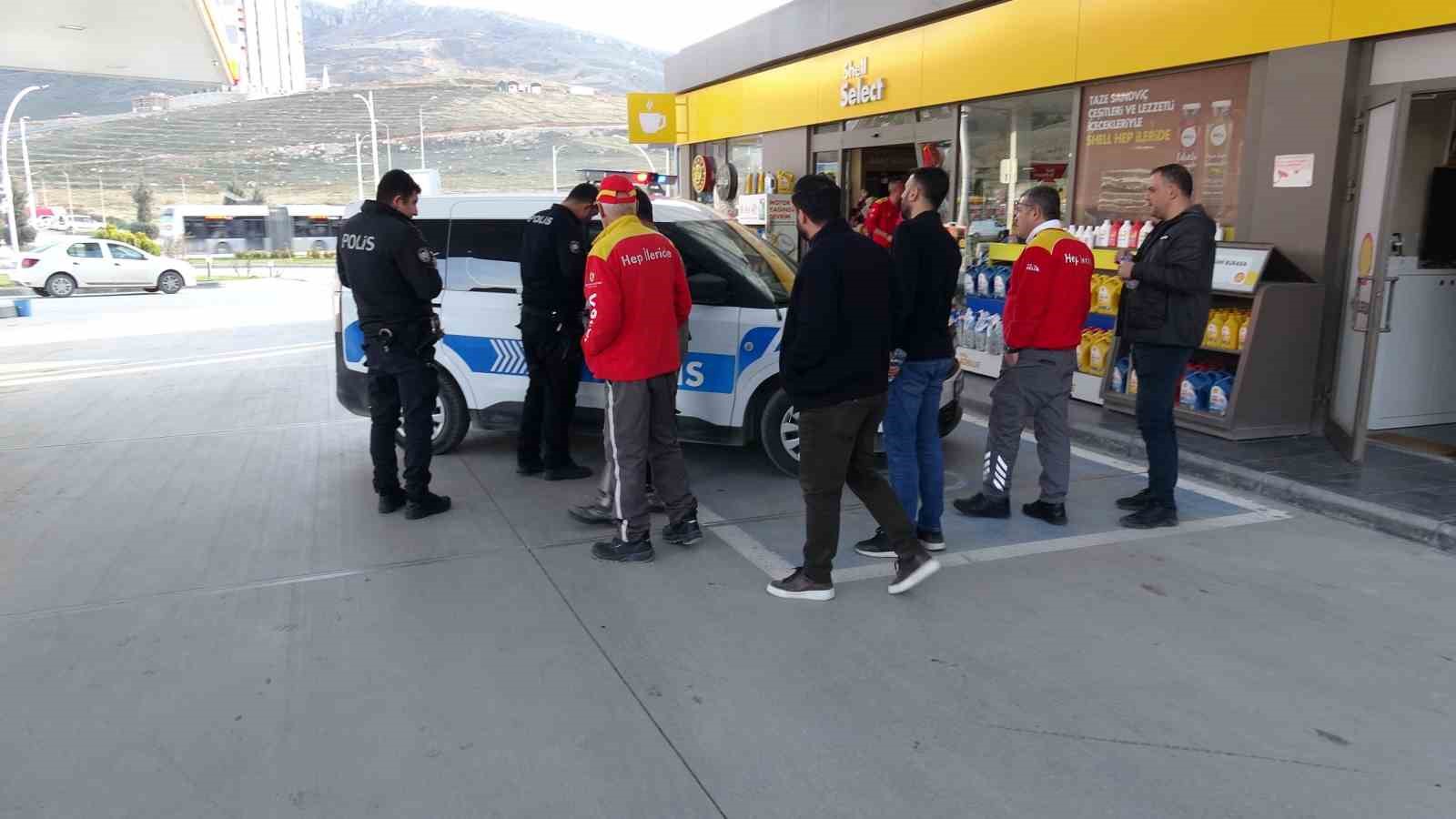 Kasiyerle tartışan sürücü aracıyla istasyona daldı
