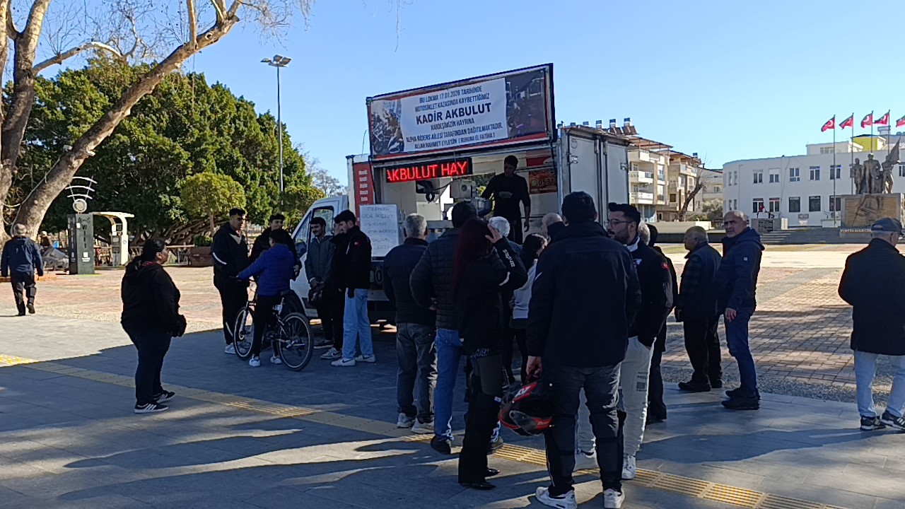 Kaskını kız arkadaşına verdiği kazada hayatını kaybeden motosiklet sürücüsü için lokma dağıtıldı
