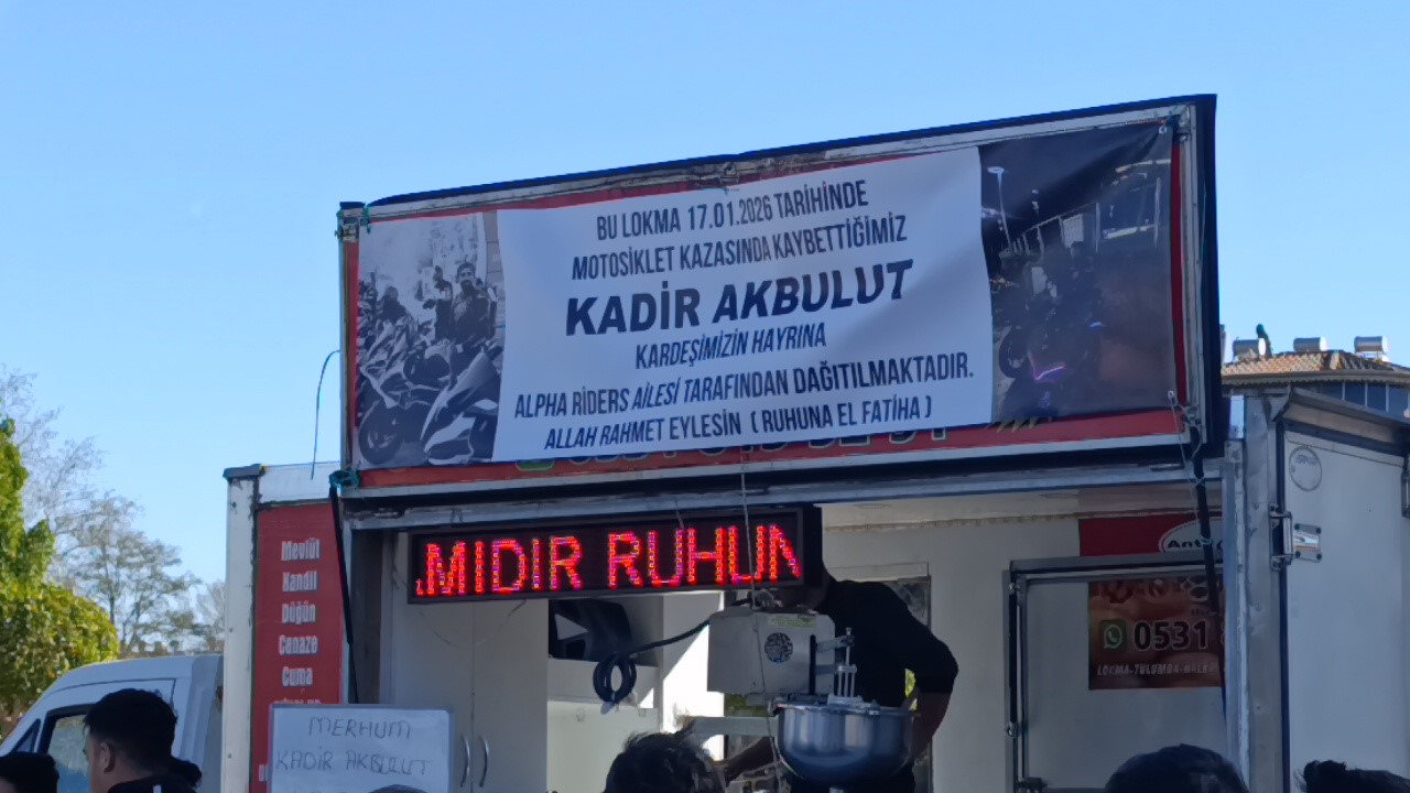 Kaskını kız arkadaşına verdiği kazada hayatını kaybeden motosiklet sürücüsü için lokma dağıtıldı
