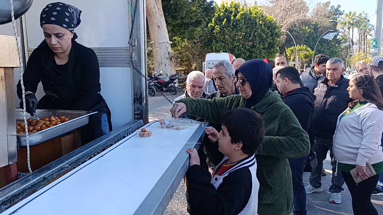 Kaskını kız arkadaşına verdiği kazada hayatını kaybeden motosiklet sürücüsü için lokma dağıtıldı
