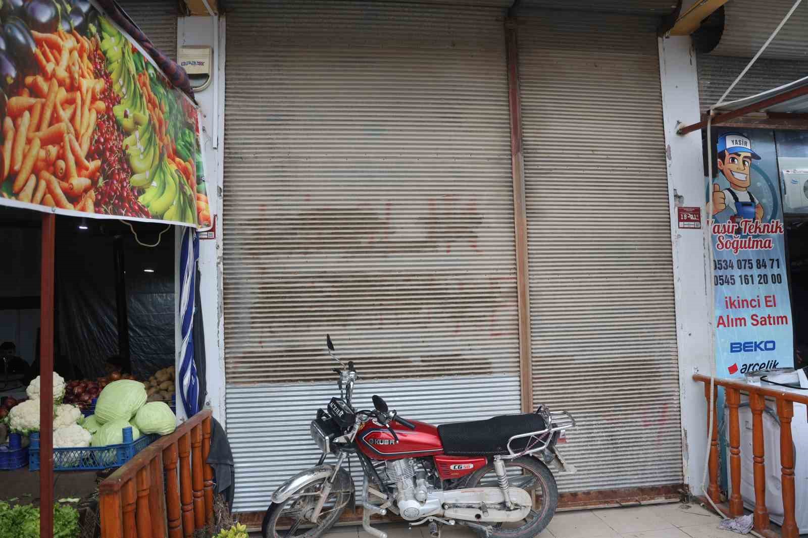 Kasklı hırsızlar tarafından 20 yıllık emeği olan 22 milyon TL’lik altını 3 dakikada çalınan kuyumcu, altınlarını teslim alıp ülkesine döndü
Kasklı hırsızlar tarafından 20 yıllık emeği olan 22 milyon TL’lik altını 3 dakikada çalınan kuyumcu, altınlarını teslim alıp ülkesine döndü