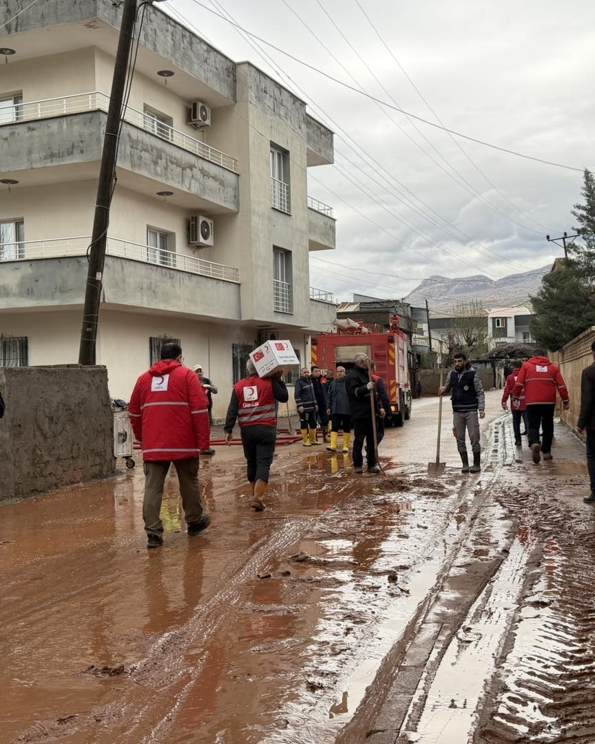 Kasrik selle sarsıldı, Kızılay yaraları sarmak için çalışma başlattı
