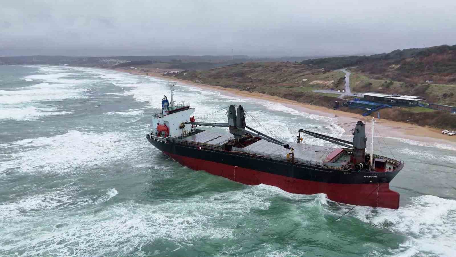 Kastamonu açıklarında vurulan ve Sarıyer’de karaya oturan gemi havadan görüntülendi
