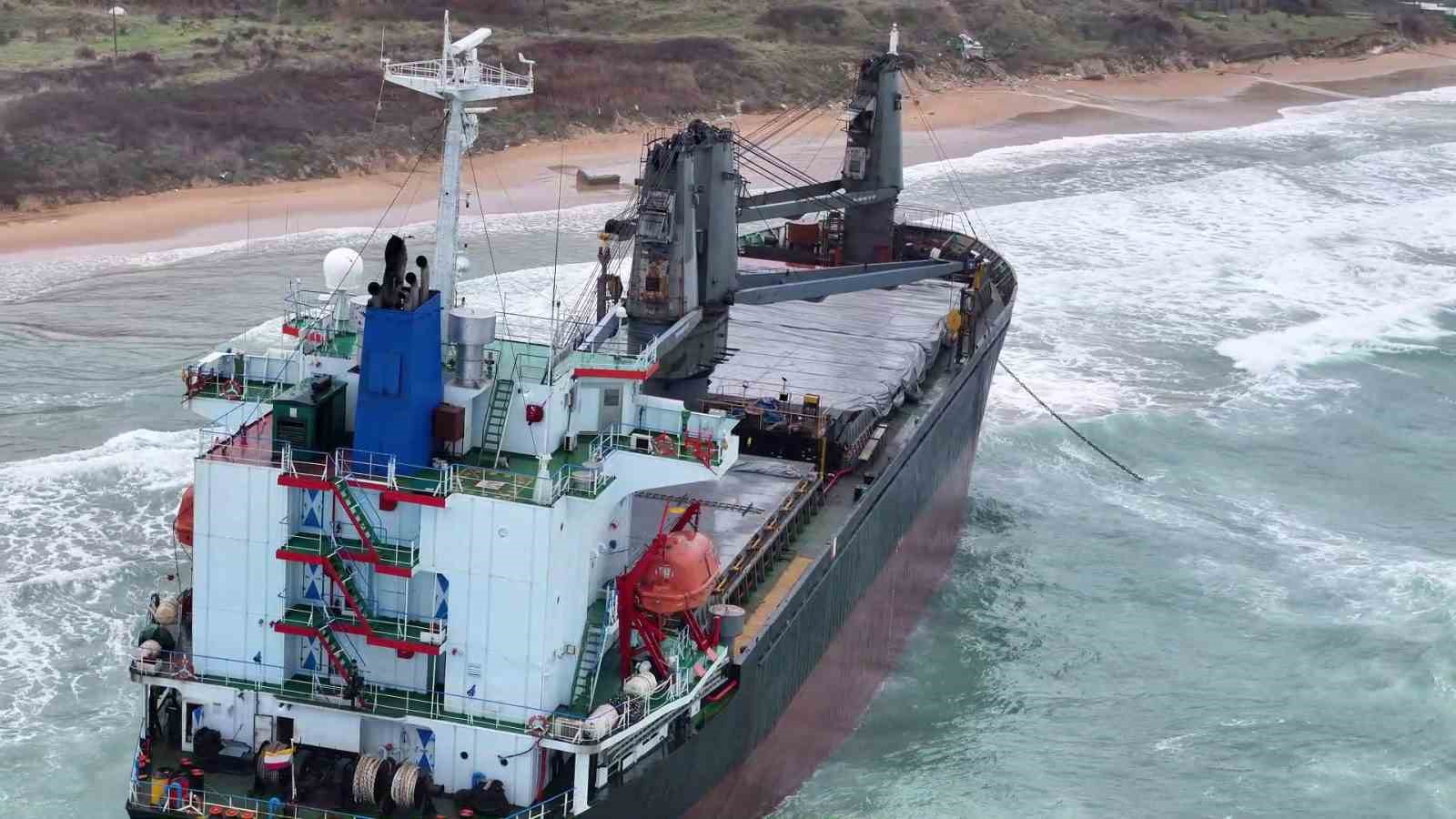 Kastamonu açıklarında vurulan ve Sarıyer’de karaya oturan gemi havadan görüntülendi
