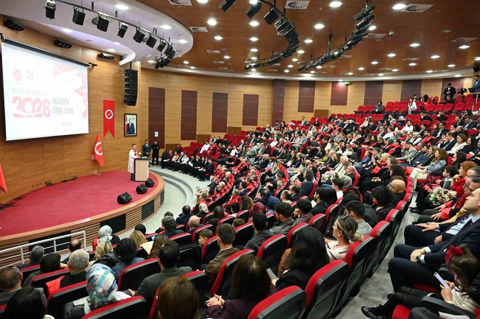 Kastamonu Üniversitesi’nde 89 akademisyen cübbe giydi
