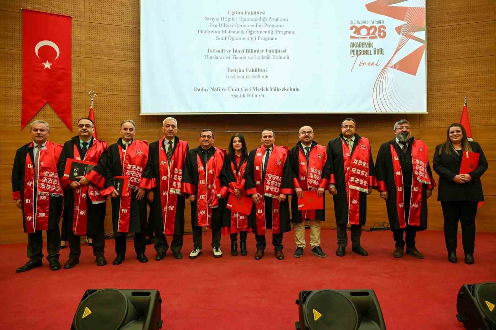 Kastamonu Üniversitesi’nde 89 akademisyen cübbe giydi
