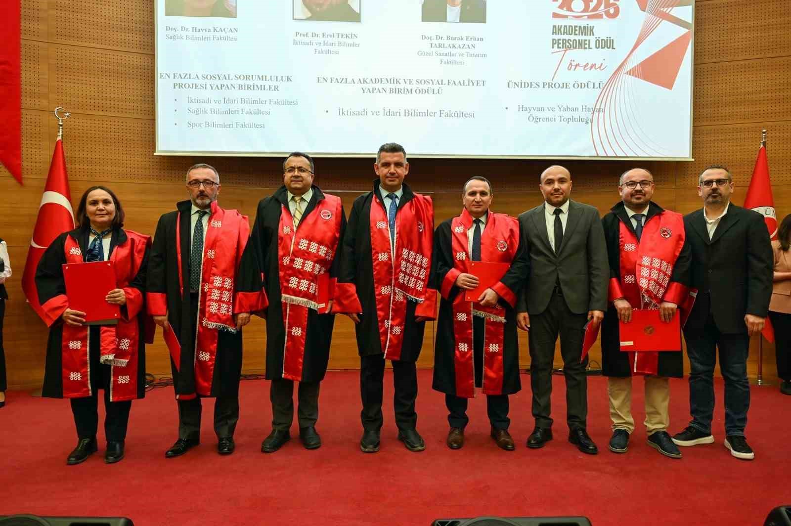 Kastamonu Üniversitesi’nde 89 akademisyen cübbe giydi
