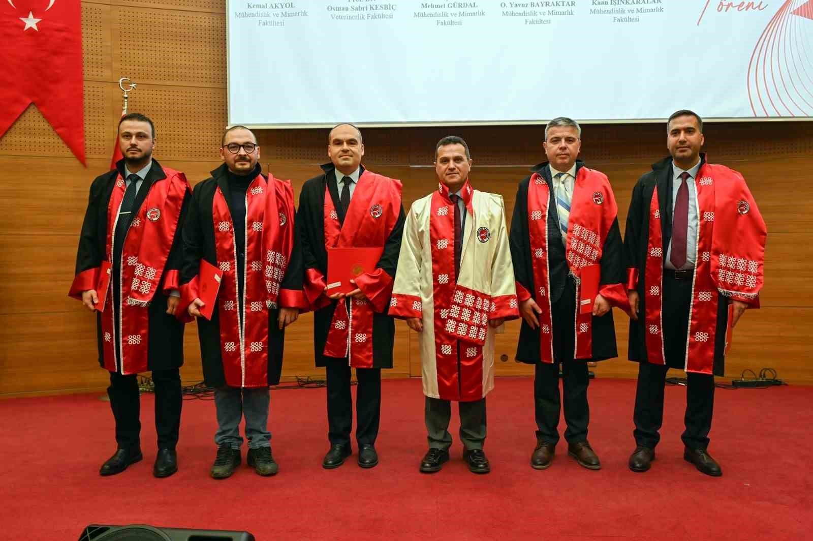 Kastamonu Üniversitesi’nde 89 akademisyen cübbe giydi
