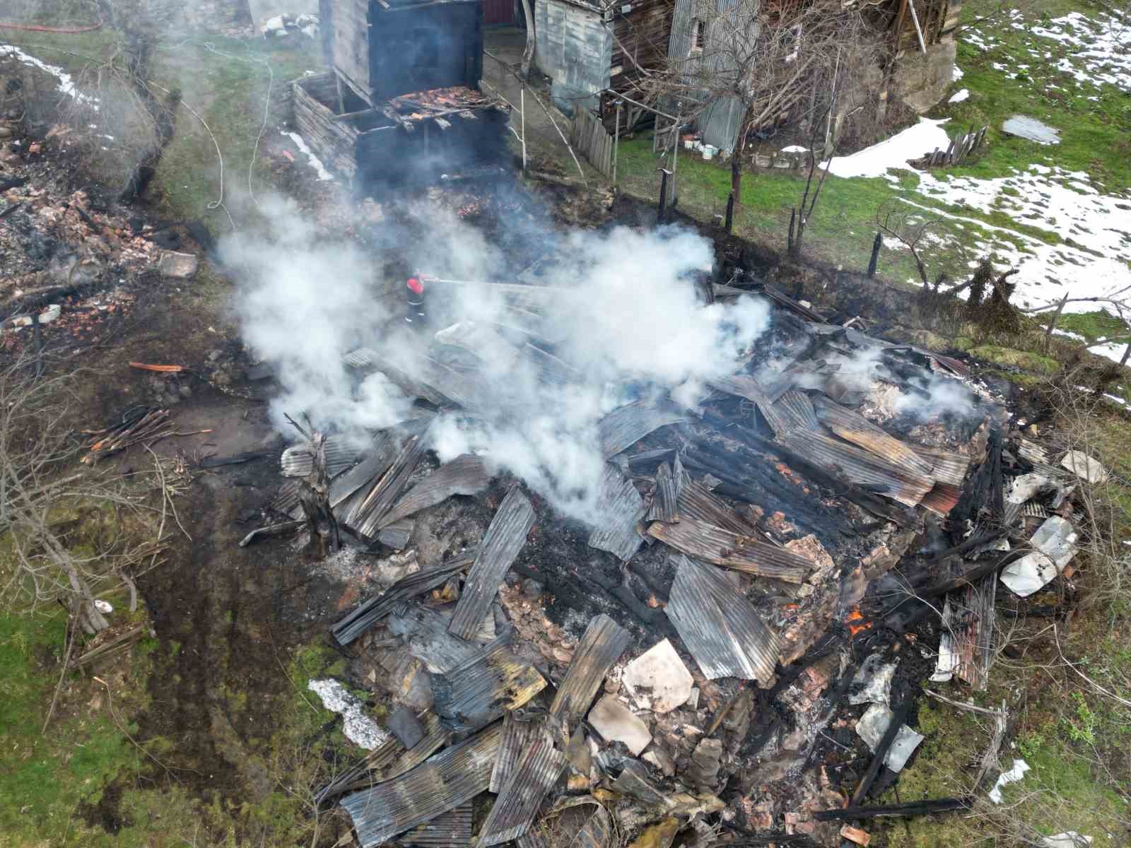 Kastamonu’da 2 ev ve bir ambar alev alev yandı

