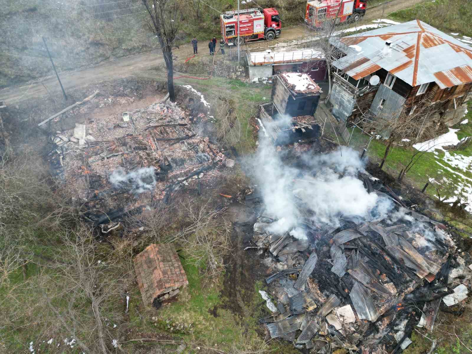 Kastamonu’da 2 ev ve bir ambar alev alev yandı
