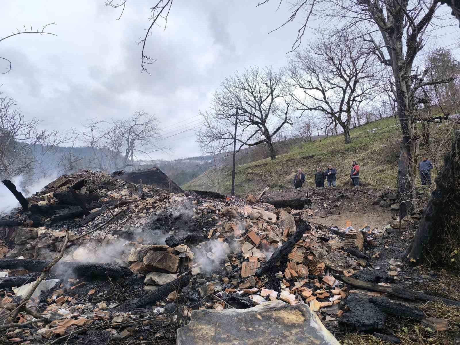 Kastamonu’da 2 ev ve bir ambar alev alev yandı
