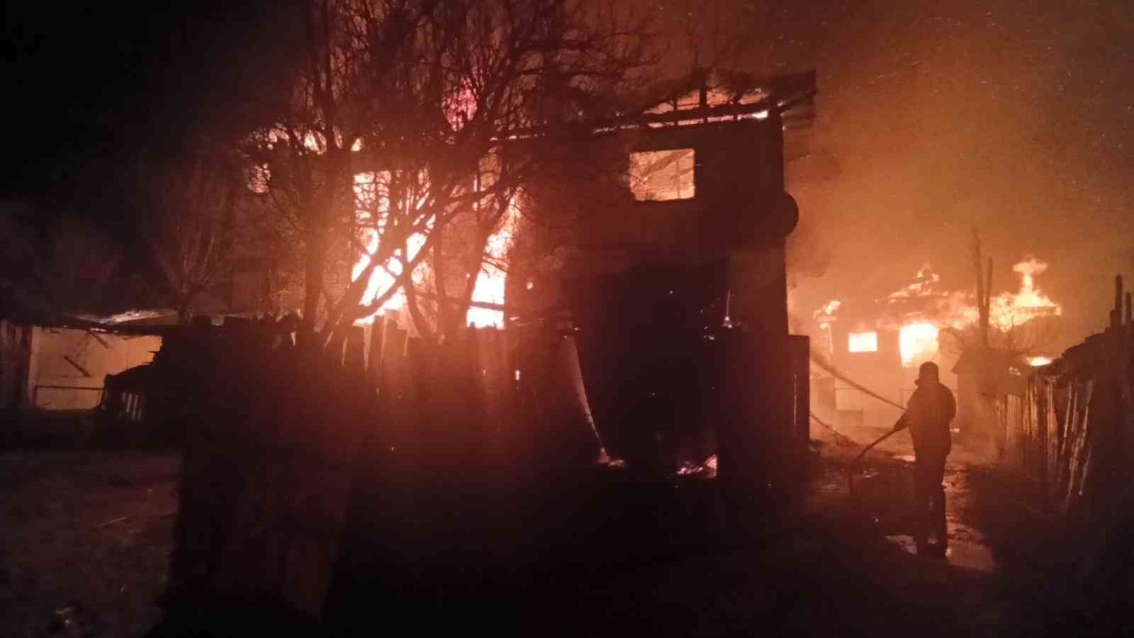 Kastamonu’da 2 evde yangın çıktı: Ahır, odunluk ve samanlık da yandı
