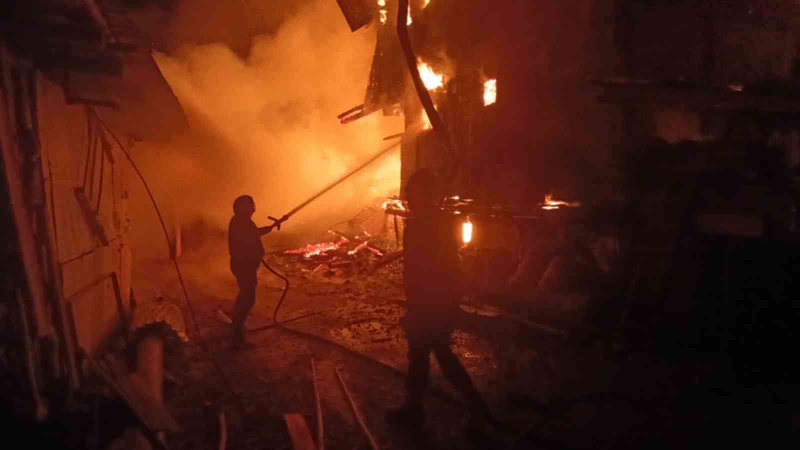 Kastamonu’da 2 evde yangın çıktı: Ahır, odunluk ve samanlık da yandı
