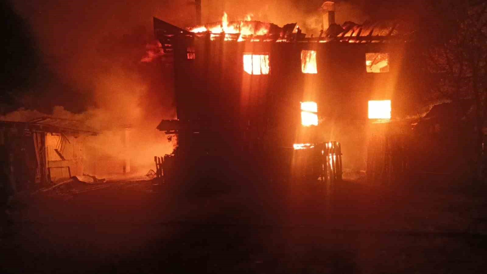 Kastamonu’da 2 evde yangın çıktı: Ahır, odunluk ve samanlık da yandı
