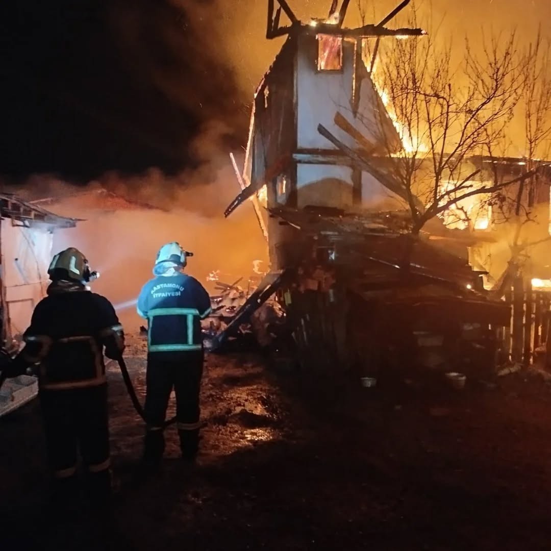 Kastamonu’da 2 evde yangın çıktı: Ahır, odunluk ve samanlık da yandı
