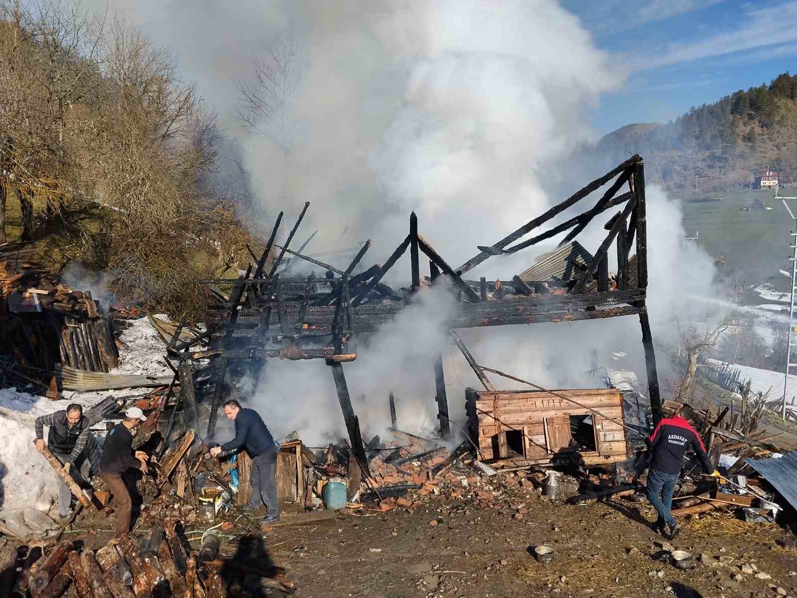Kastamonu’da 2 katlı ev alevlere teslim oldu
