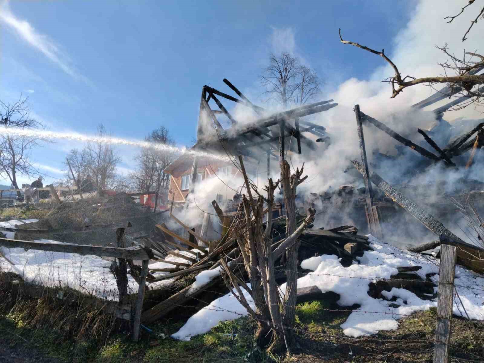 Kastamonu’da 2 katlı ev alevlere teslim oldu
