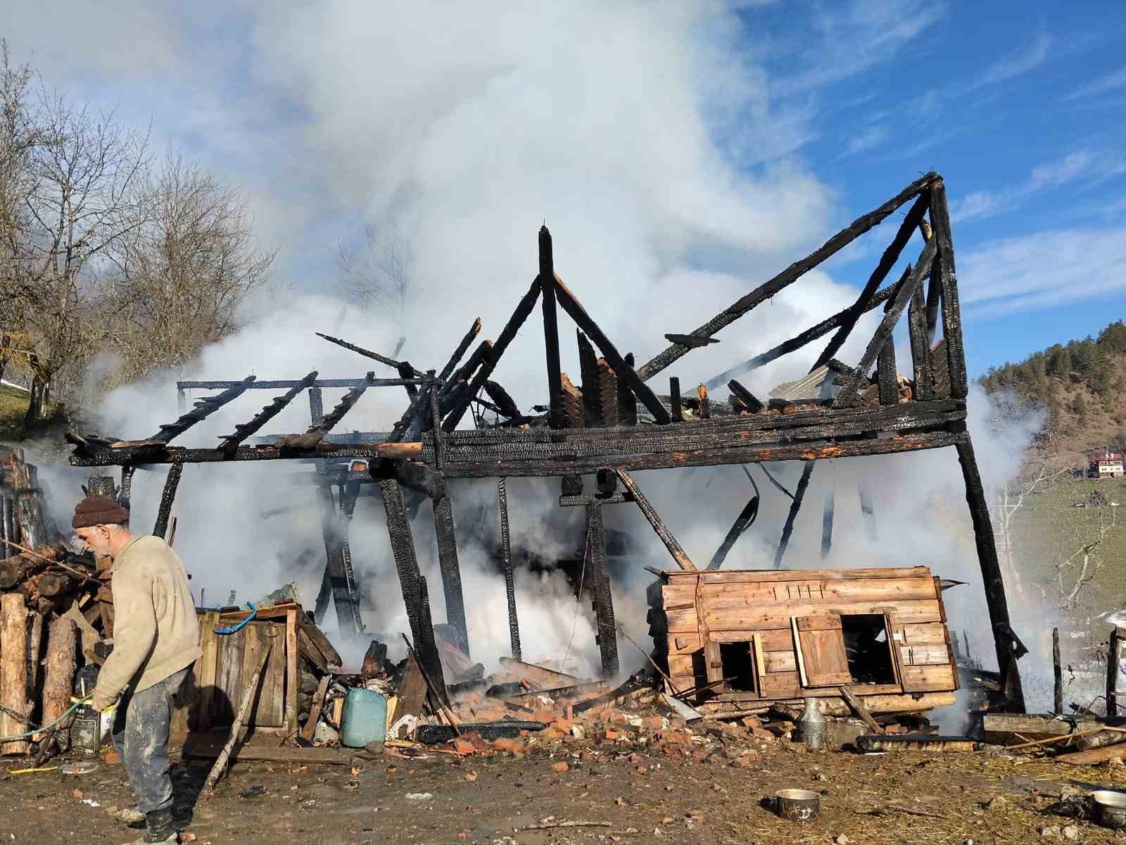 Kastamonu’da 2 katlı ev alevlere teslim oldu
