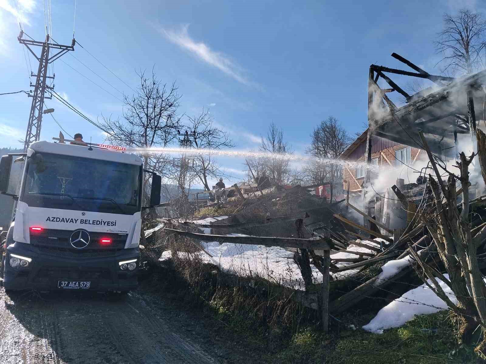 Kastamonu’da 2 katlı ev alevlere teslim oldu
