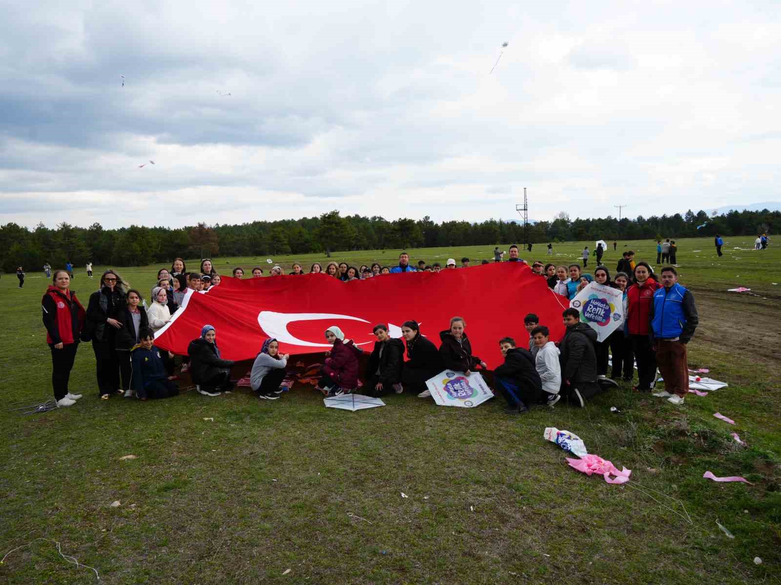 Kastamonu’da 23 Nisan çocukları, uçurtma uçurarak gönüllerince eğlendi
