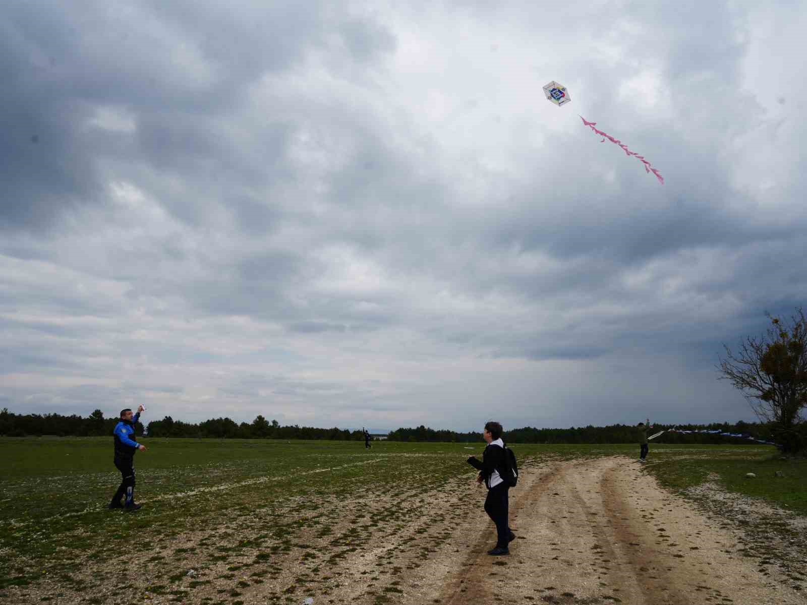 Kastamonu’da 23 Nisan çocukları, uçurtma uçurarak gönüllerince eğlendi
