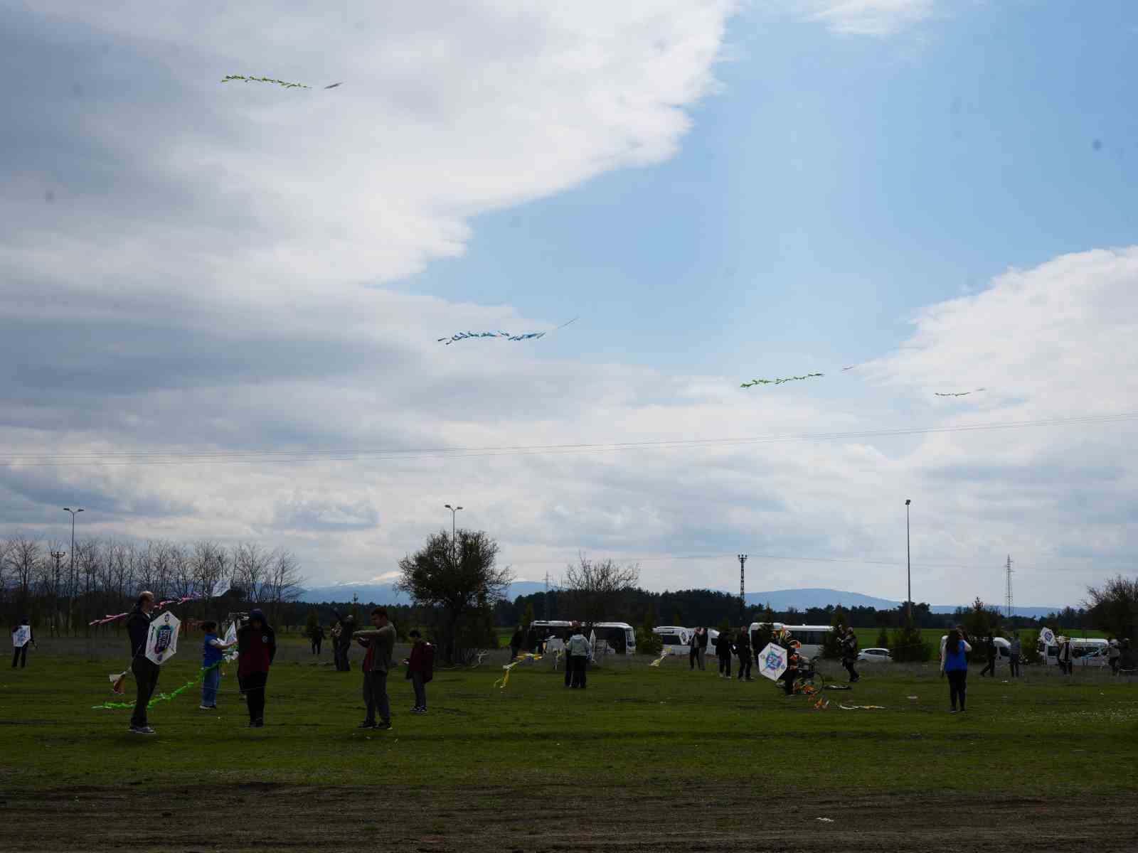 Kastamonu’da 23 Nisan çocukları, uçurtma uçurarak gönüllerince eğlendi

