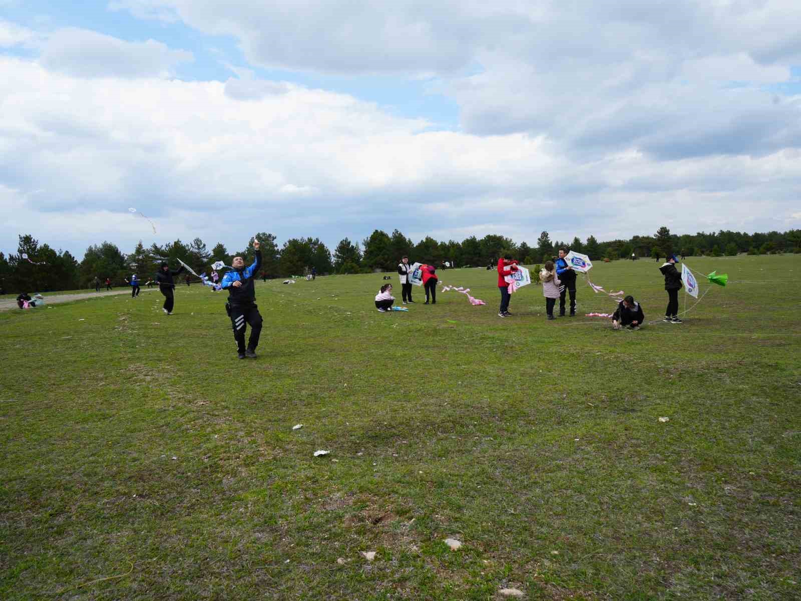 Kastamonu’da 23 Nisan çocukları, uçurtma uçurarak gönüllerince eğlendi
