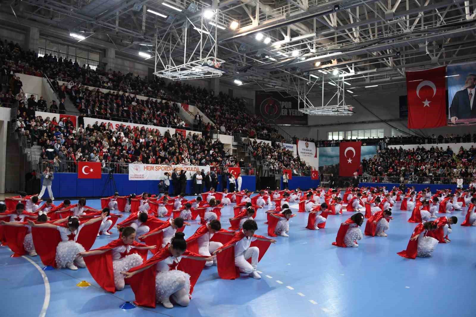 Kastamonu’da 23 Nisan coşkusu: Çocukların gösterileri ayakta alkışlandı
