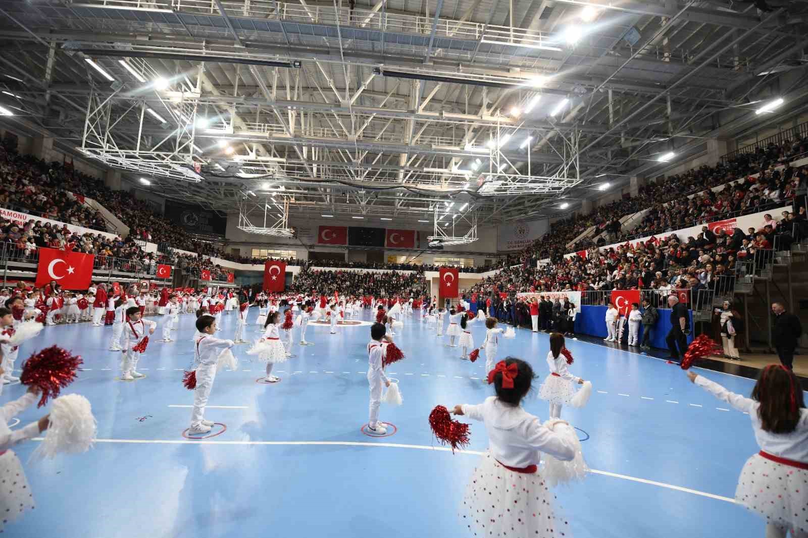 Kastamonu’da 23 Nisan coşkusu: Çocukların gösterileri ayakta alkışlandı
