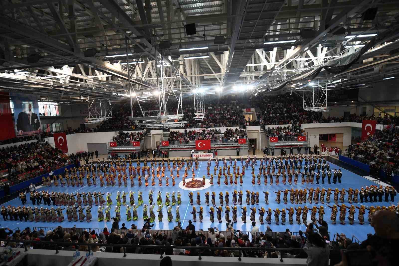 Kastamonu’da 23 Nisan coşkusu: Çocukların gösterileri ayakta alkışlandı
