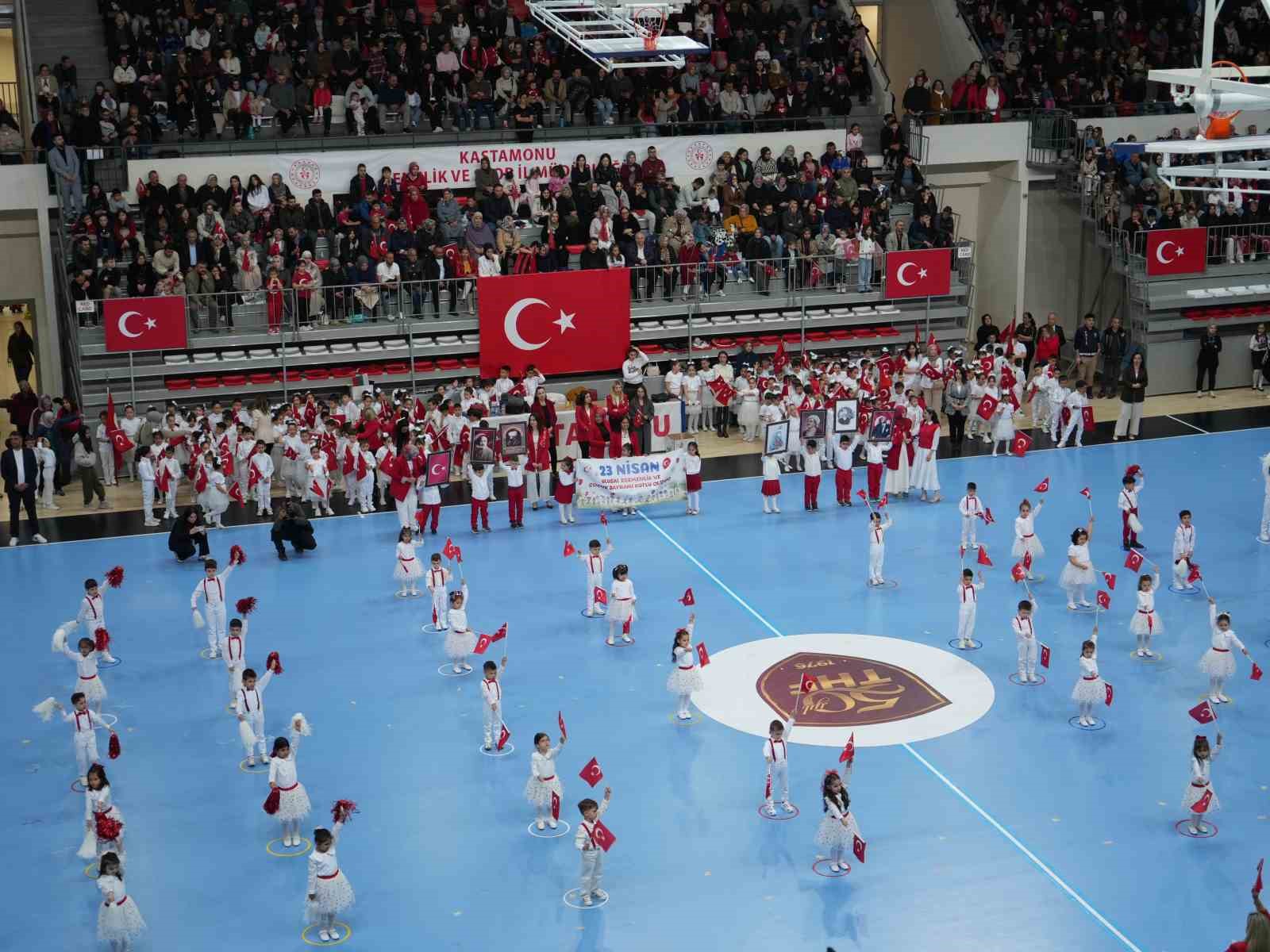 Kastamonu’da 23 Nisan coşkusu: Çocukların gösterileri ayakta alkışlandı
