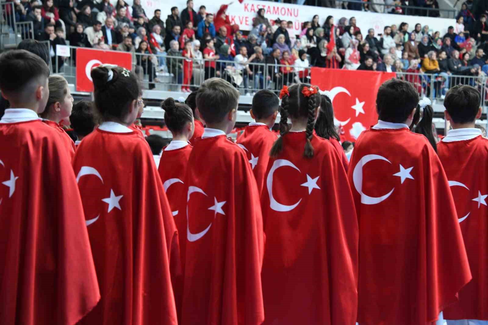 Kastamonu’da 23 Nisan coşkusu: Çocukların gösterileri ayakta alkışlandı
