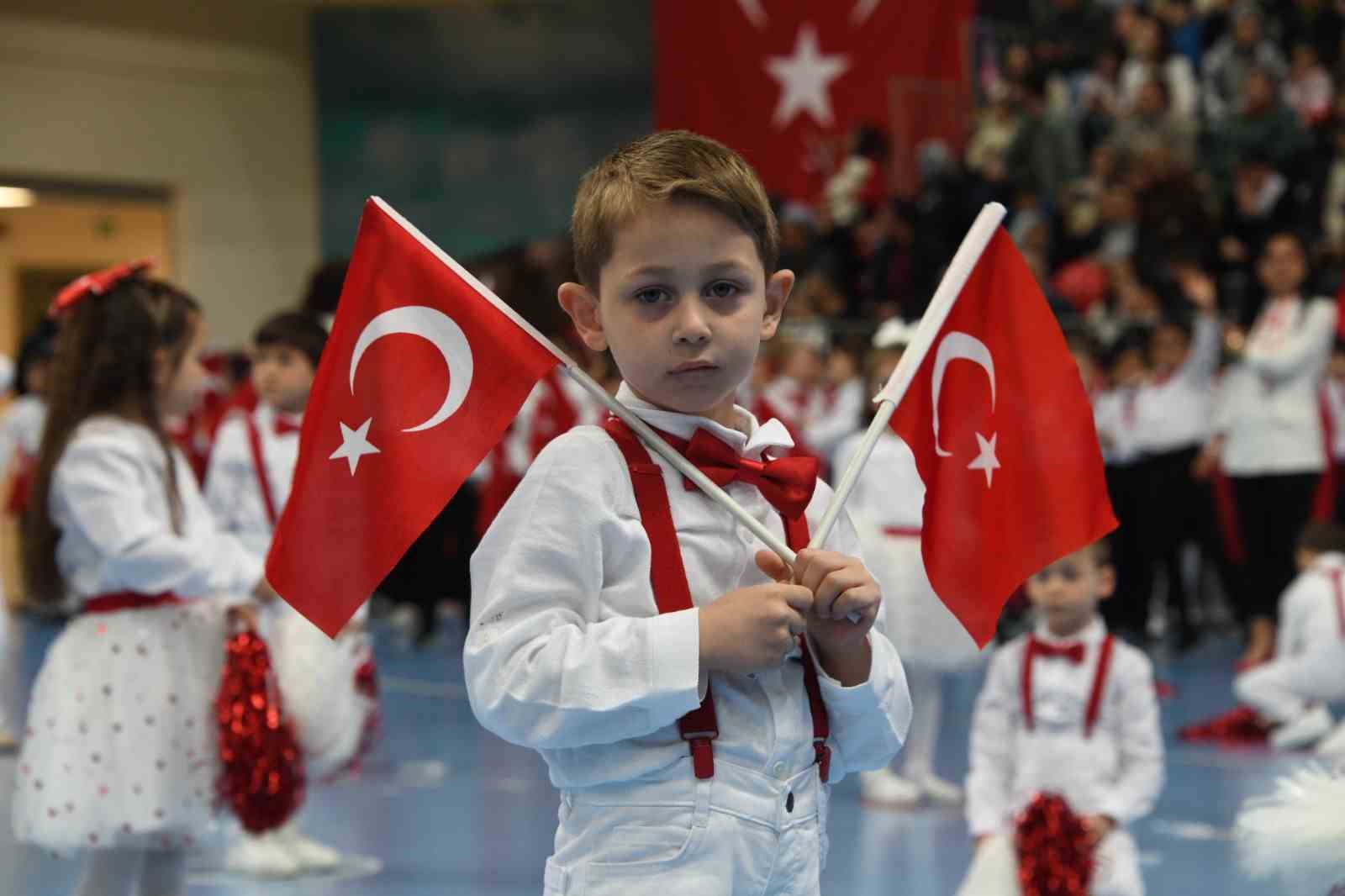 Kastamonu’da 23 Nisan coşkusu: Çocukların gösterileri ayakta alkışlandı
