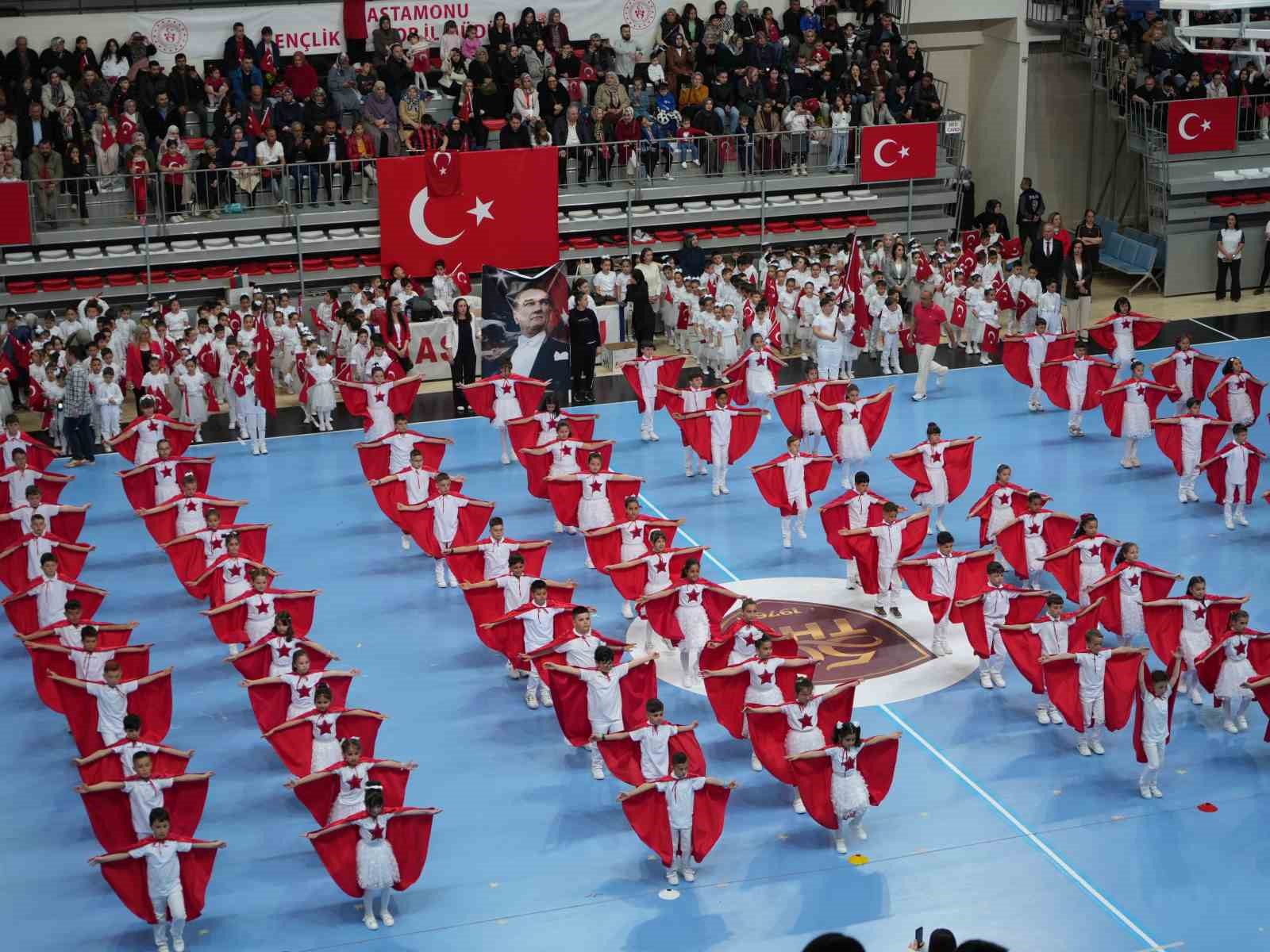 Kastamonu’da 23 Nisan coşkusu: Çocukların gösterileri ayakta alkışlandı
