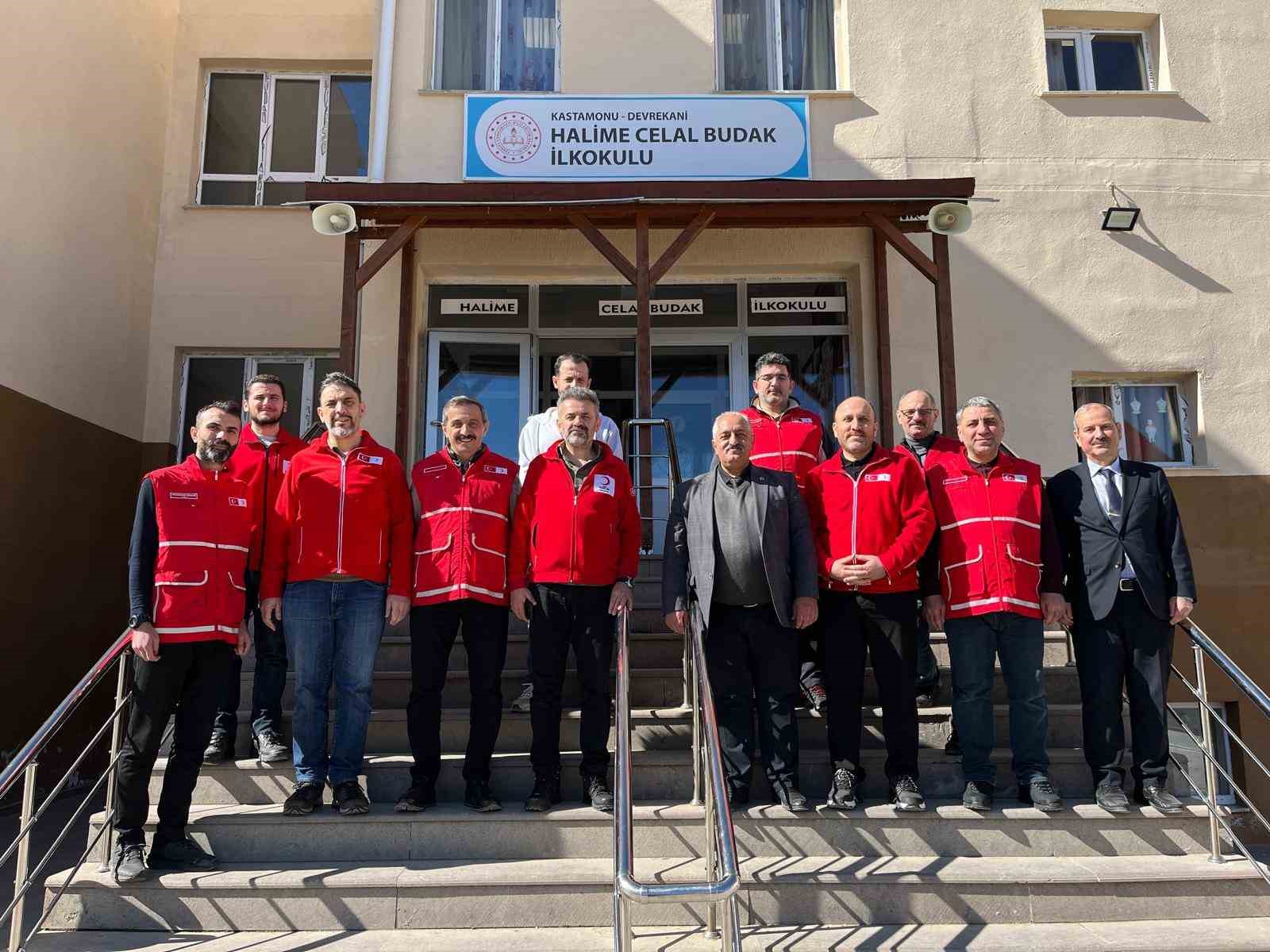 Kastamonu’da 6 bin 400 öğrencinin yüzü bayramlık kıyafetle güldürüldü
