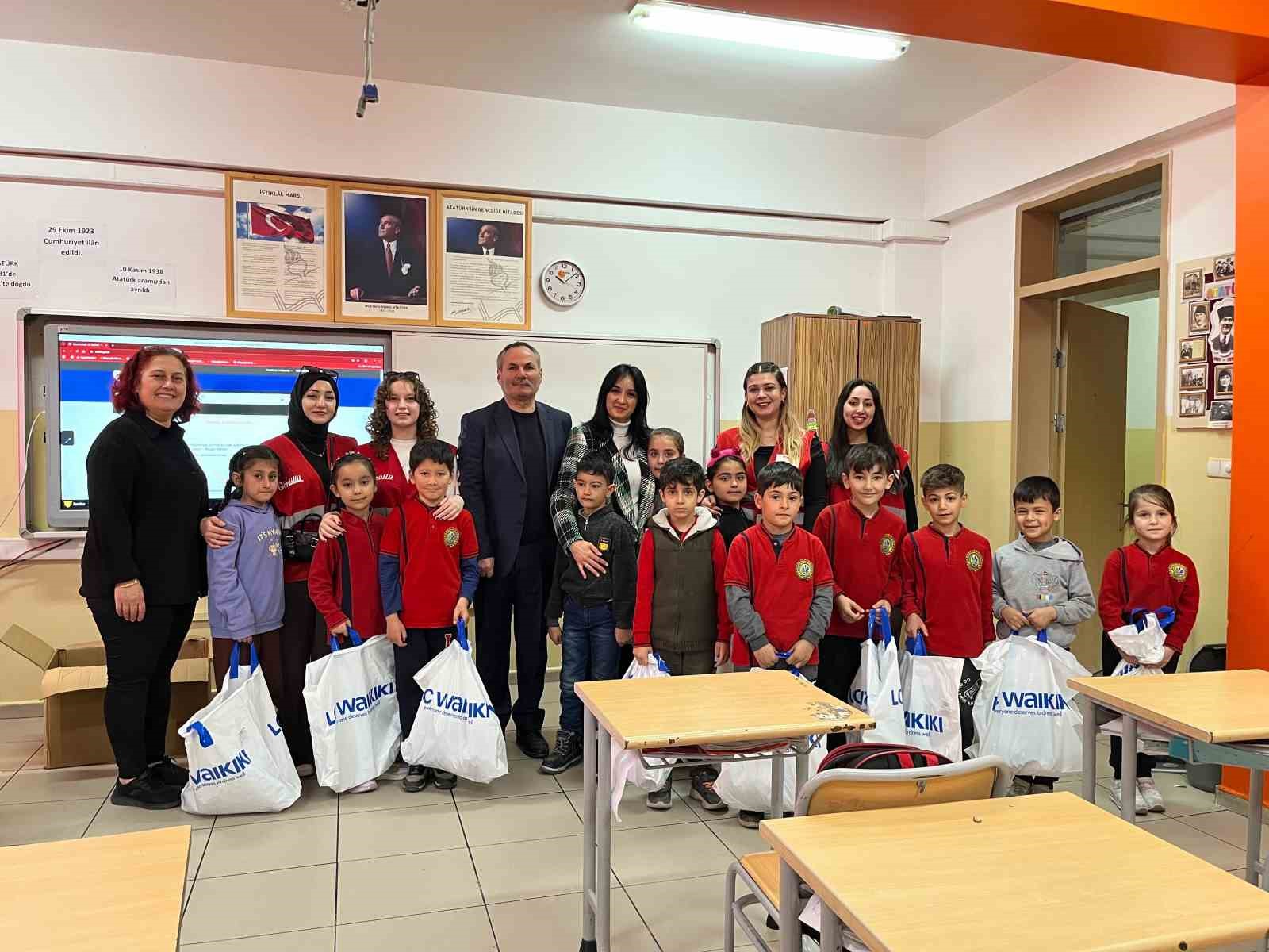 Kastamonu’da 6 bin 400 öğrencinin yüzü bayramlık kıyafetle güldürüldü
