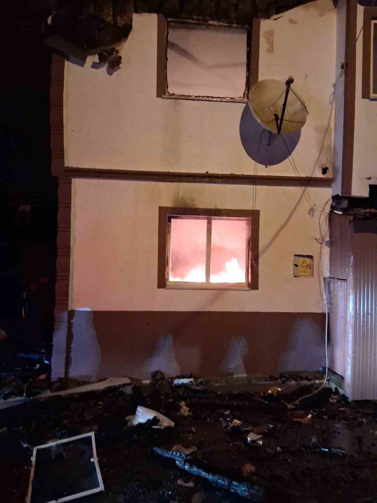 Kastamonu’da alevlere teslim olan iki katlı ev kullanılamaz hale geldi
