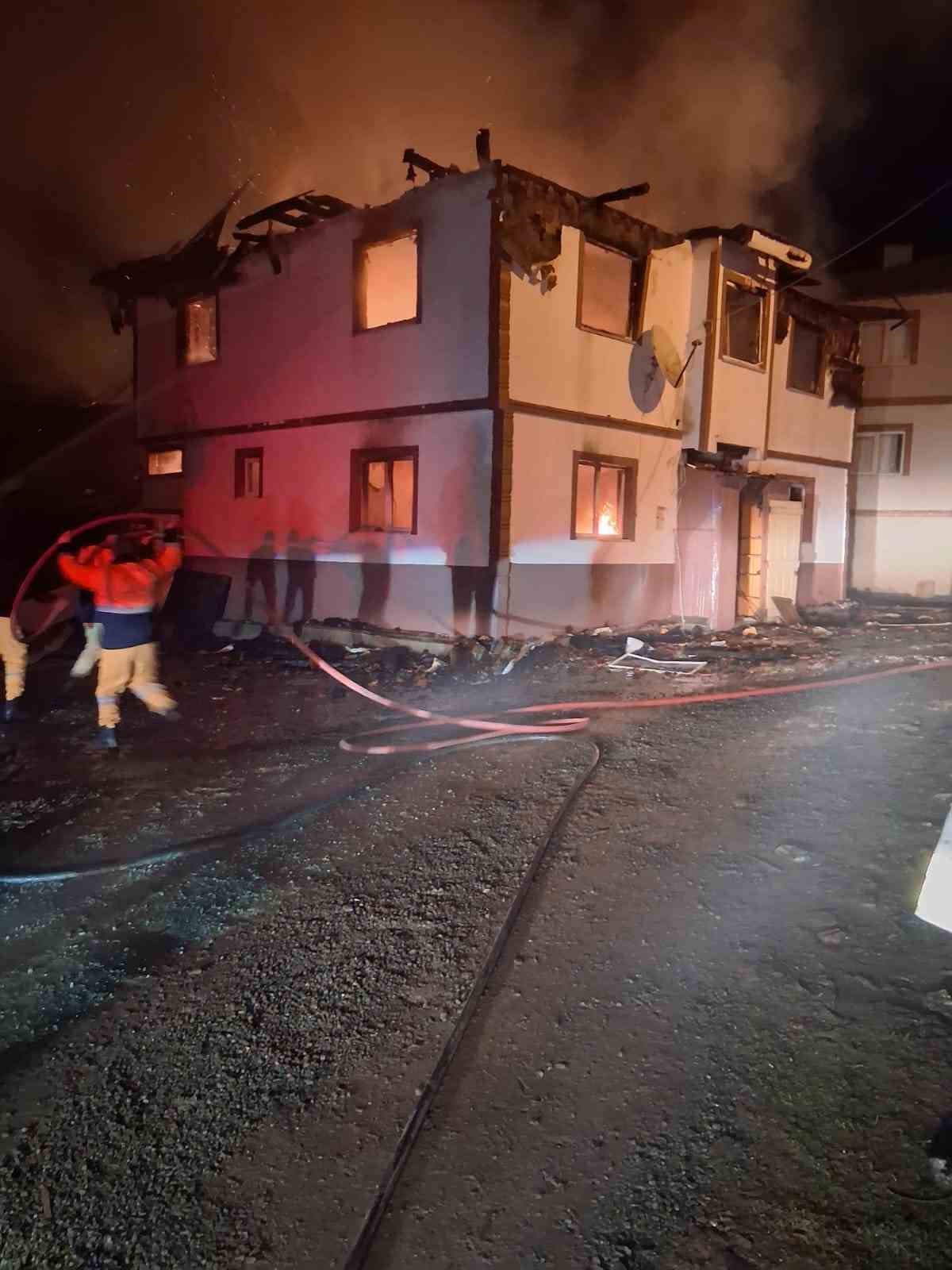 Kastamonu’da alevlere teslim olan iki katlı ev kullanılamaz hale geldi

