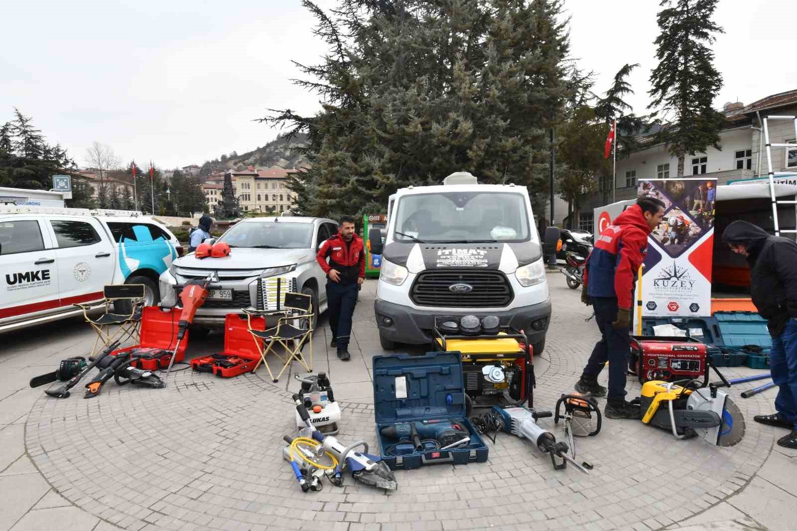Kastamonu’da arama ve kurtarma ekiplerinin kullandığı malzemeler sergilendi

