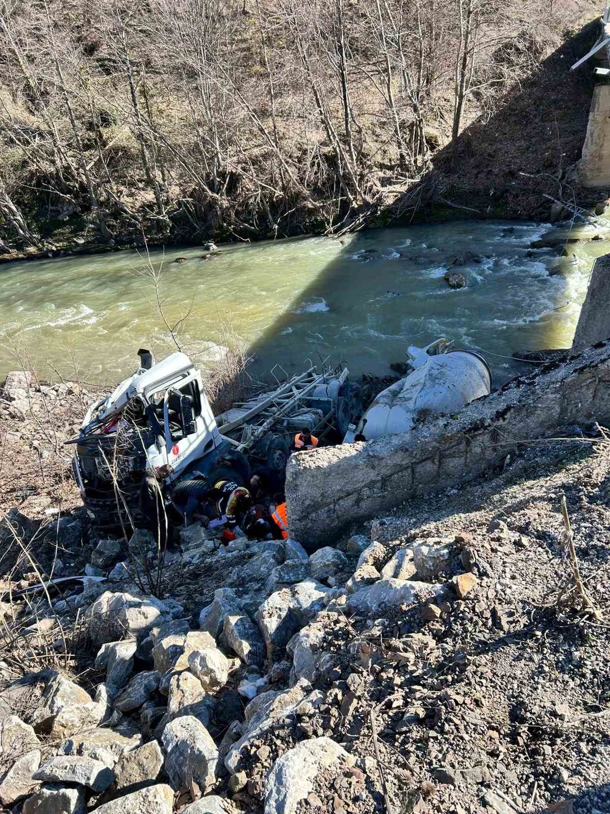 Kastamonu’da beton mikseri dere yatağına uçtu: 1 yaralı
