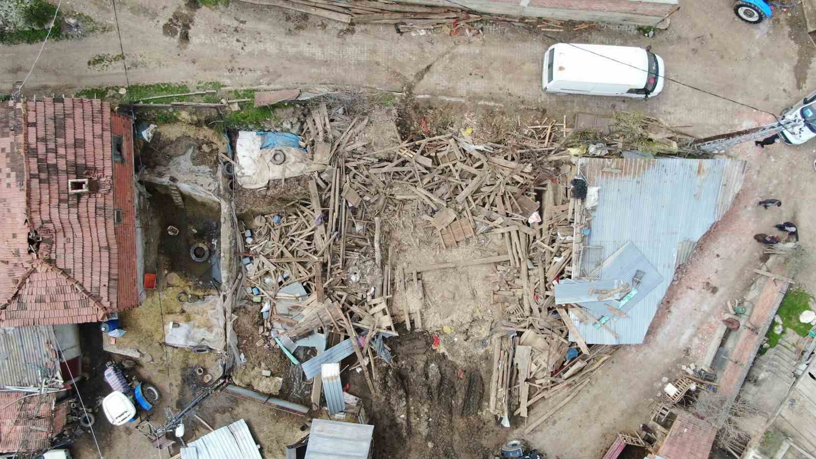 Kastamonu’da çıkan fırtına sırasında ahır çöktü: 4 büyükbaş hayvan telef oldu
