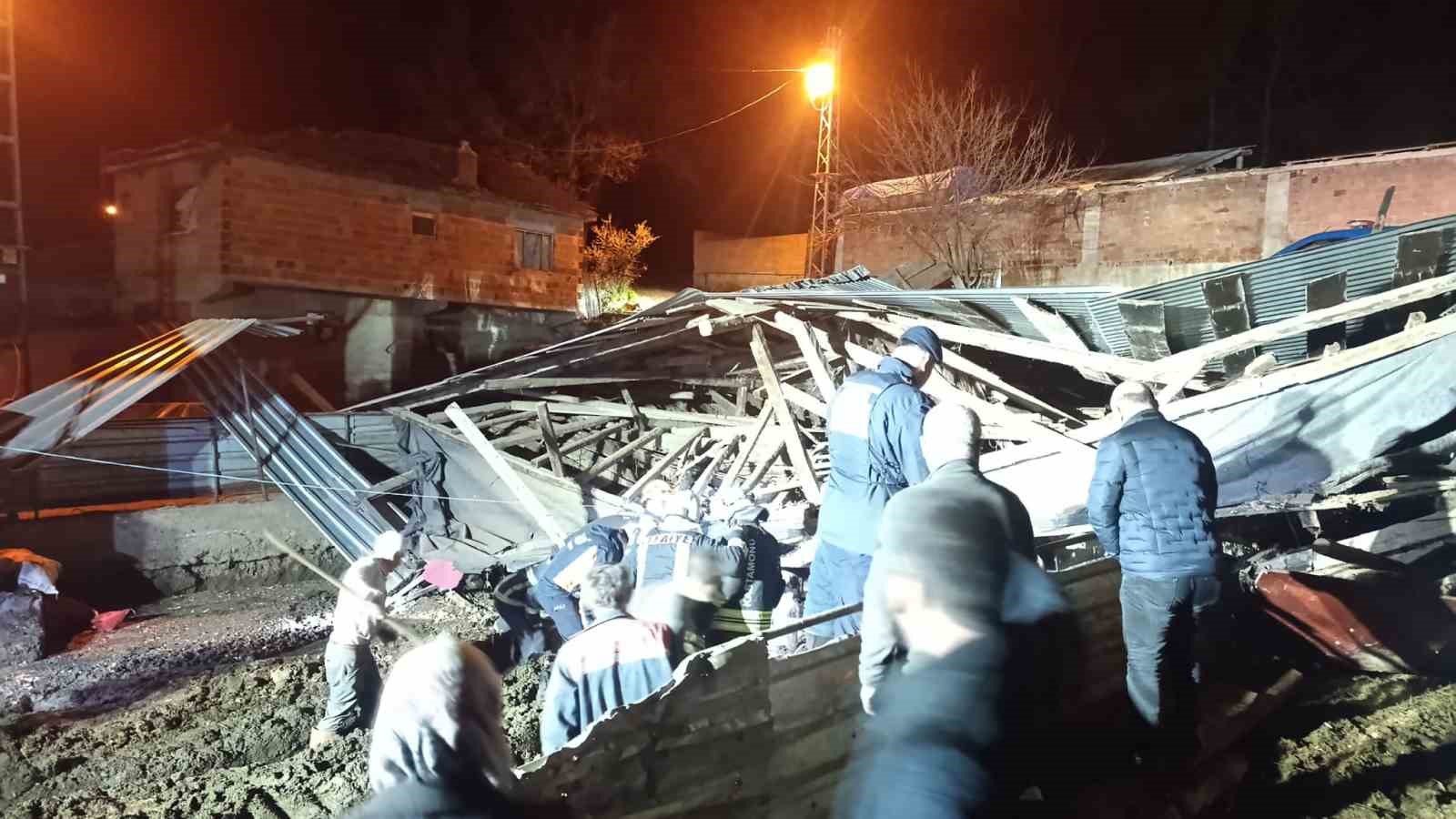 Kastamonu’da çıkan fırtına sırasında ahır çöktü: 4 büyükbaş hayvan telef oldu
