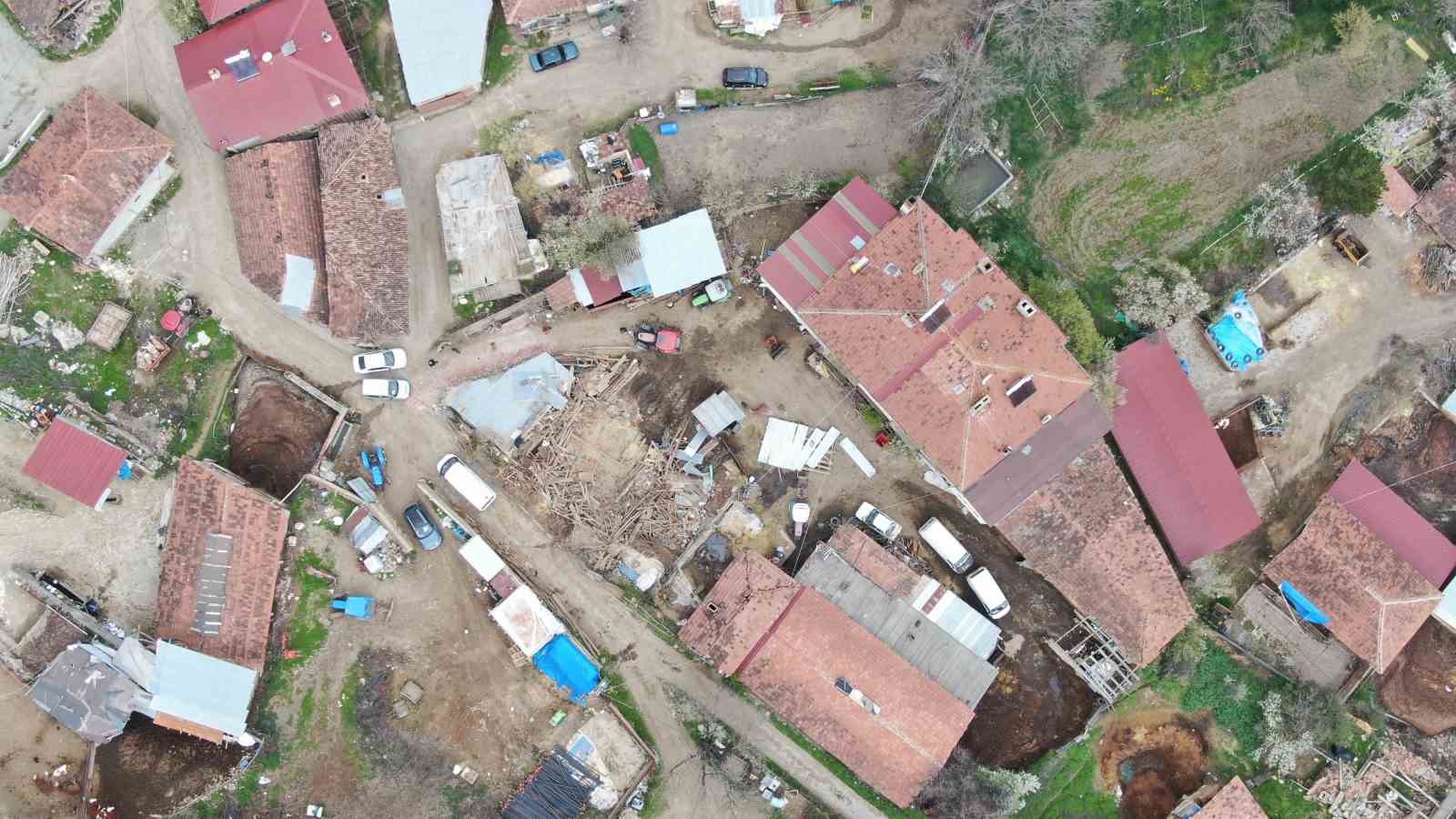 Kastamonu’da çıkan fırtına sırasında ahır çöktü: 4 büyükbaş hayvan telef oldu
