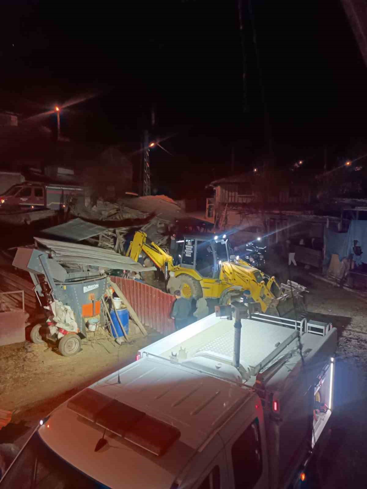 Kastamonu’da çıkan fırtına sırasında ahır çöktü: 4 büyükbaş hayvan telef oldu
