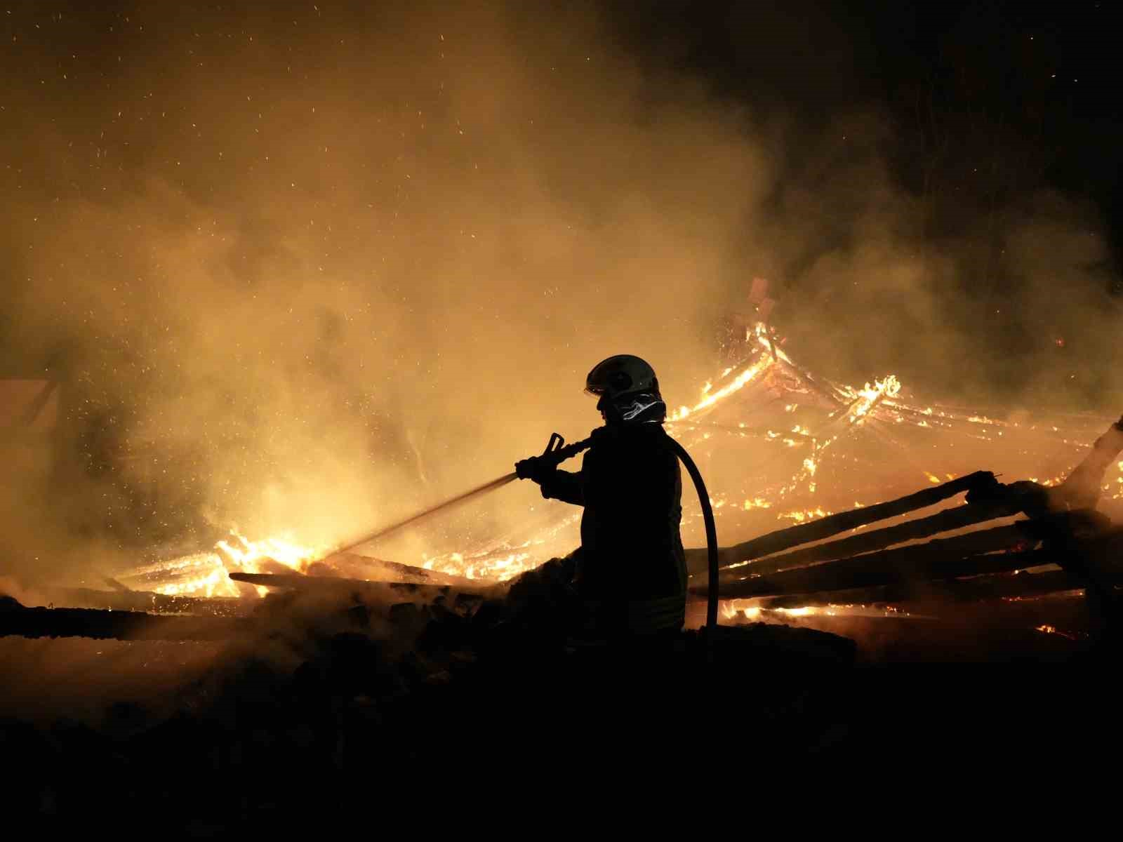 Kastamonu’da çıkan yangında 3 ev zarar gördü, 2 samanlık yandı
