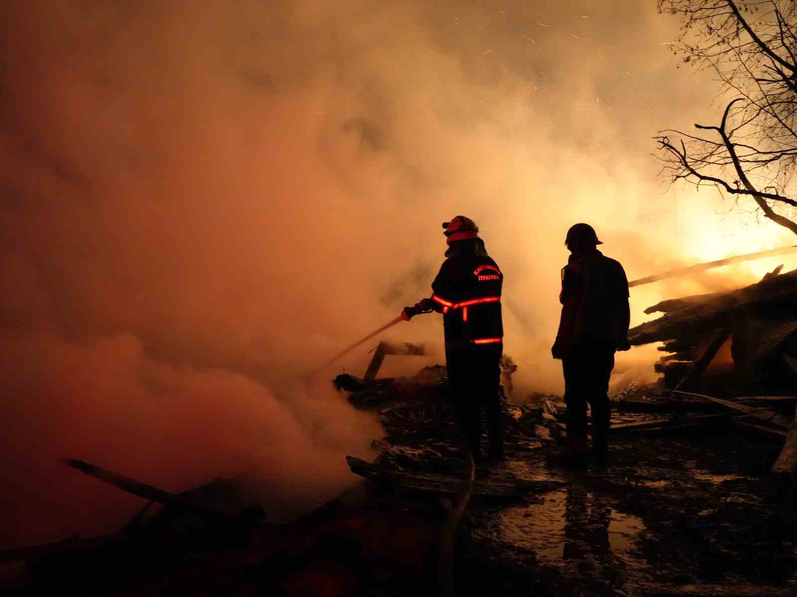 Kastamonu’da çıkan yangında 3 ev zarar gördü, 2 samanlık yandı
