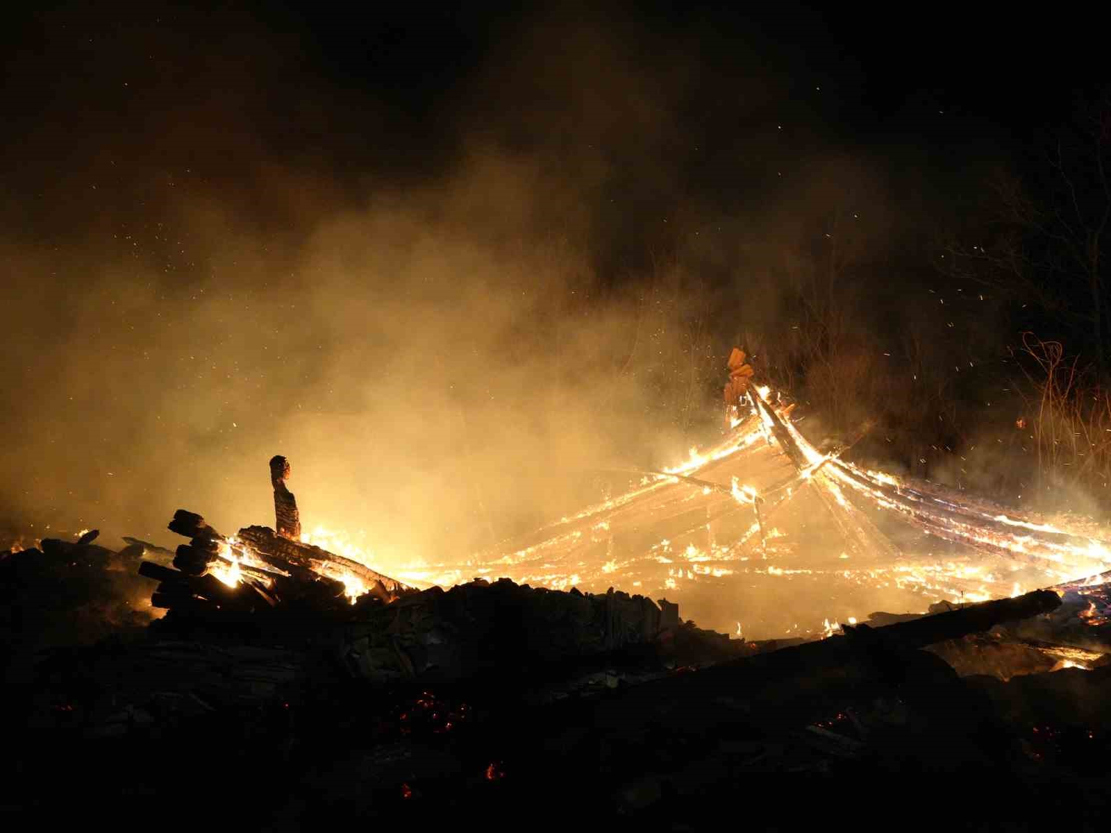 Kastamonu’da çıkan yangında 3 ev zarar gördü, 2 samanlık yandı
