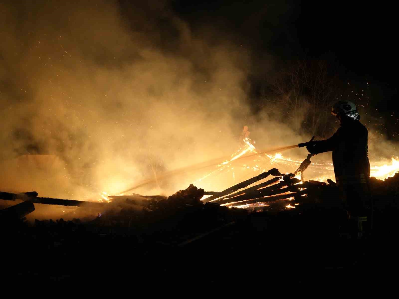 Kastamonu’da çıkan yangında 3 ev zarar gördü, 2 samanlık yandı
