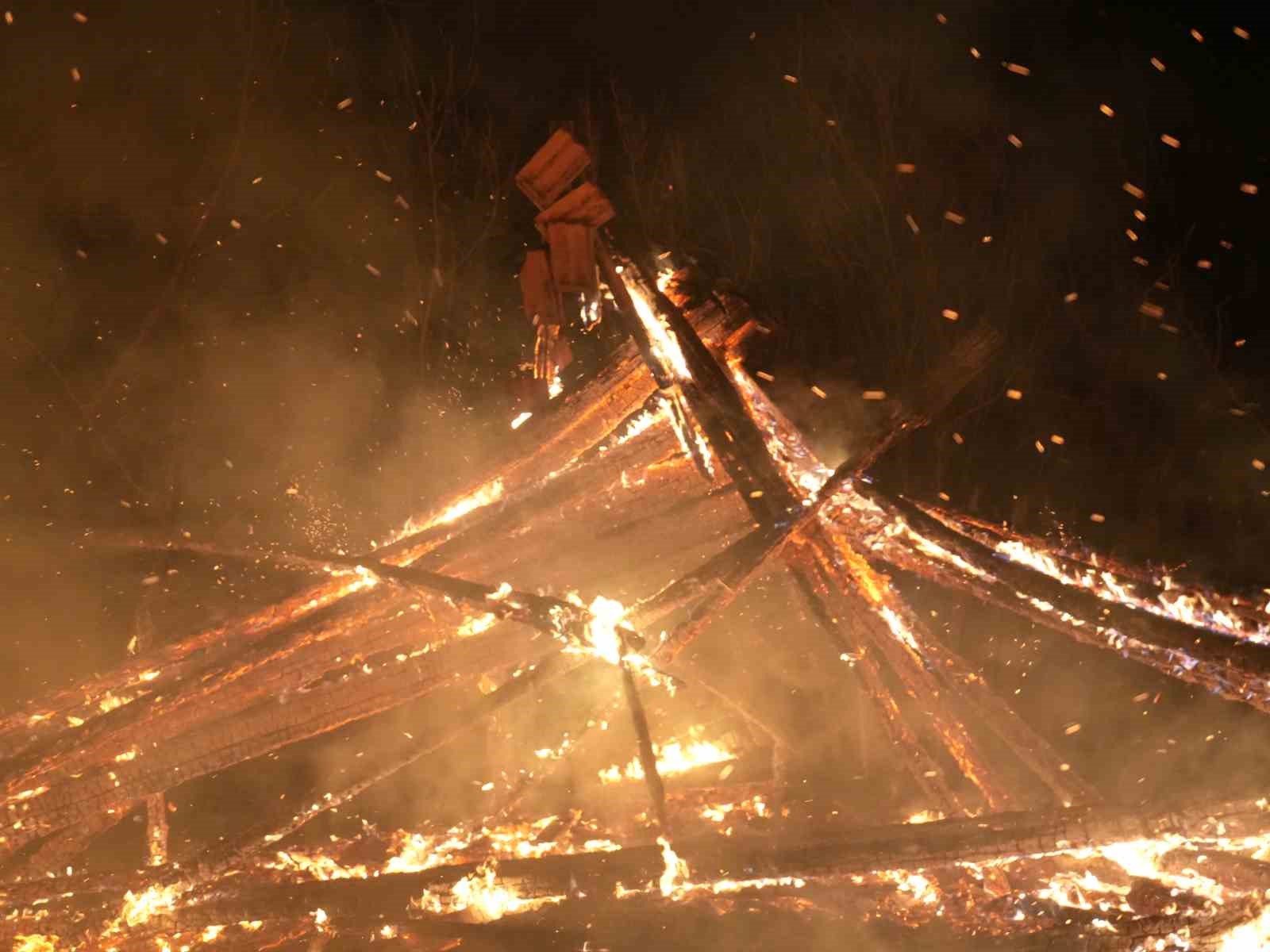 Kastamonu’da çıkan yangında 3 ev zarar gördü, 2 samanlık yandı
