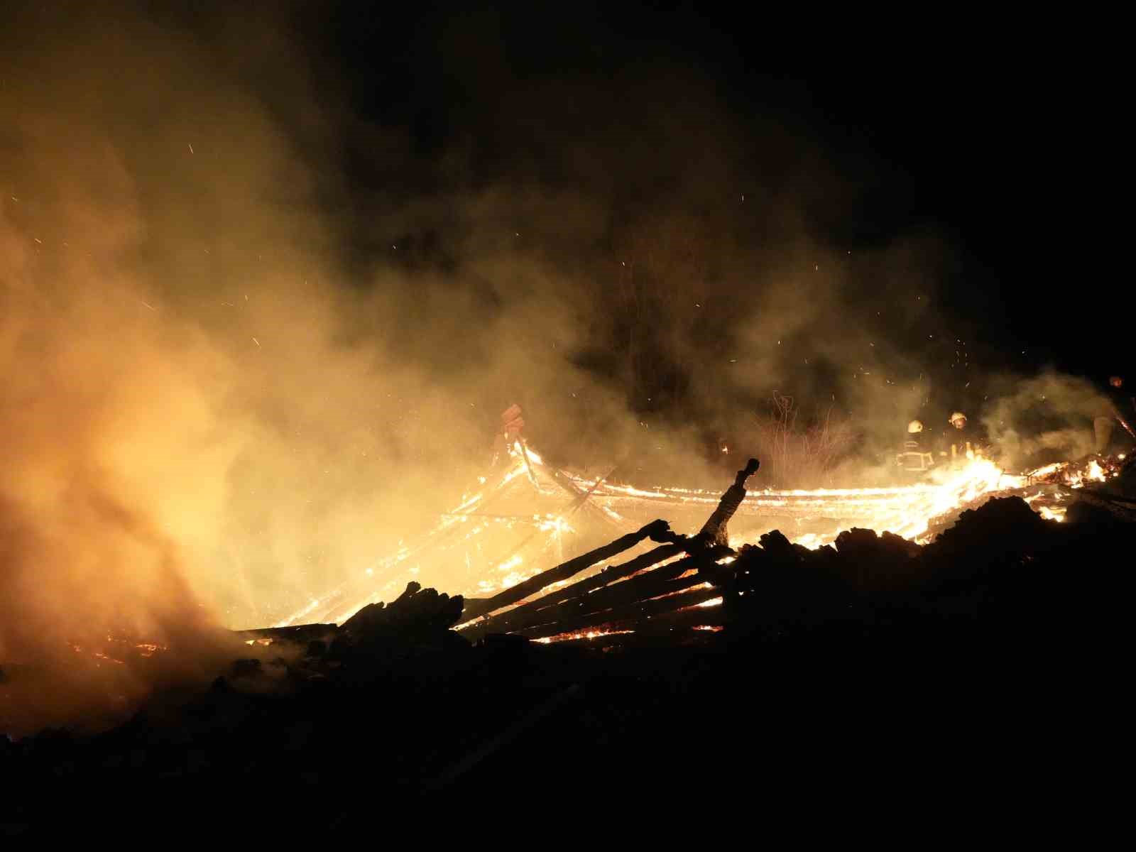 Kastamonu’da çıkan yangında 3 ev zarar gördü, 2 samanlık yandı
